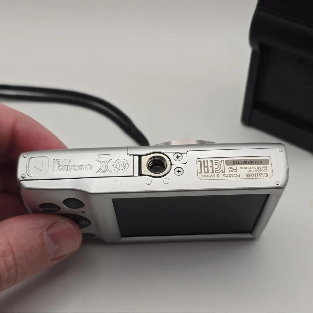 Canon PowerShot ELPH 180 20MP 8x Optical Zoom Silver Camera w Battery & Charger